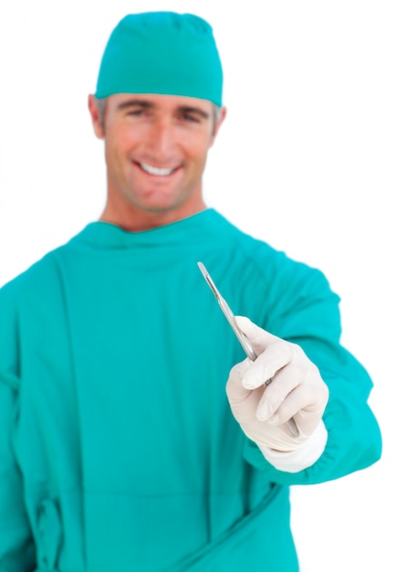 Chirurgien assertif tenant un stéthoscope