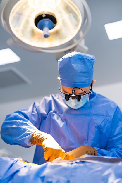 Chirurgien aux urgences Chirurgien professionnel en masque