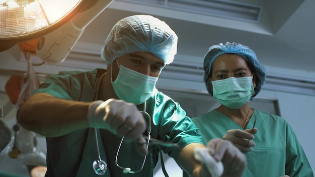 Un chirurgien effectuant une intervention chirurgicale concept de soins hospitaliers