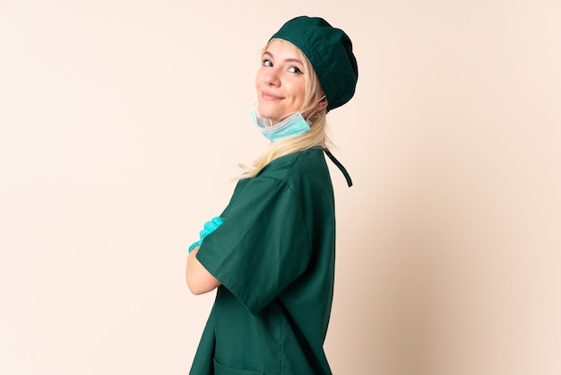 Chirurgien femme en uniforme vert rire