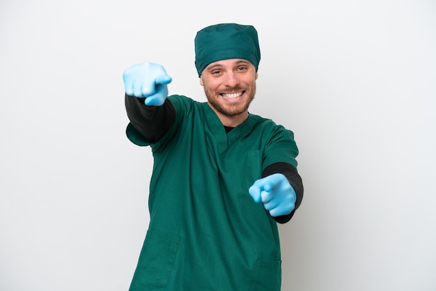 Chirurgien homme brésilien en uniforme vert isolé sur fond blanc pointe le doigt vers vous en souriant