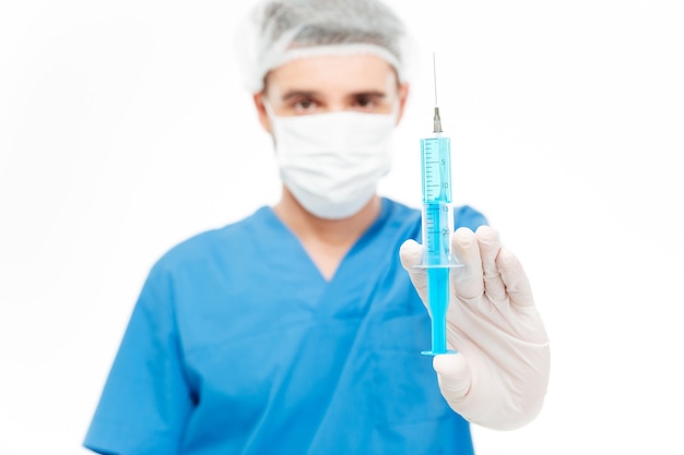 Chirurgien mâle tenant la seringue isolé sur fond blanc. Focus sur la seringue