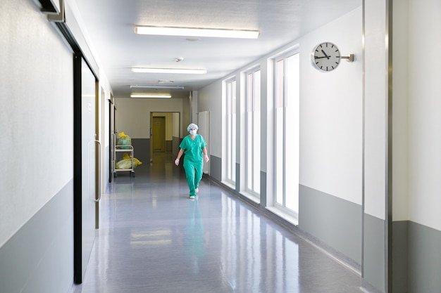 Le chirurgien marche dans le couloir de l'hôpital