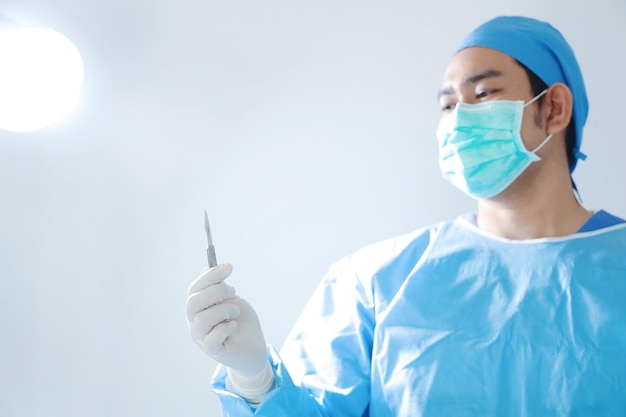 chirurgien avec masque chirurgical dans la salle d'opération de l'hôpital.