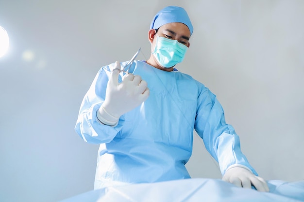 chirurgien avec masque chirurgical dans la salle d'opération de l'hôpital.