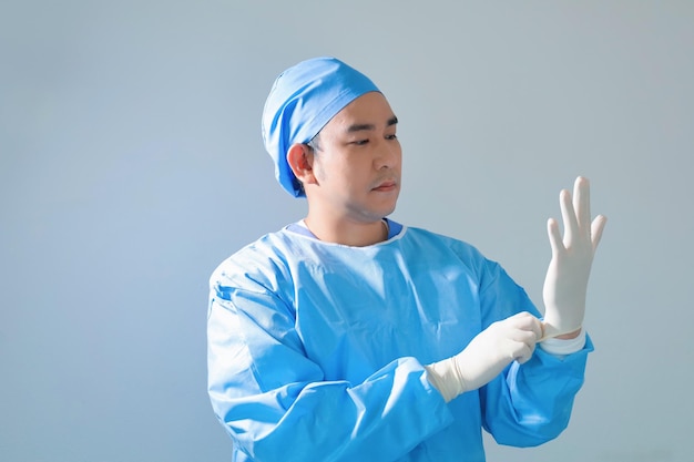 Photo chirurgien avec masque chirurgical dans la salle d'opération de l'hôpital.