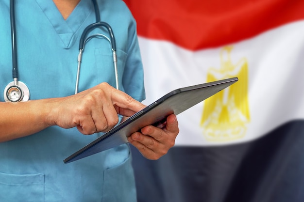 Chirurgien Ou Médecin à L'aide D'une Tablette Numérique Sur Le Fond Du Drapeau De L'égypte