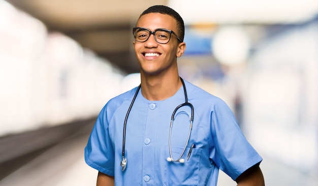 Chirurgien médecin homme avec des lunettes et heureux dans un hôpital