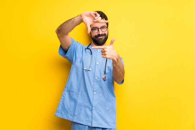 Chirurgien médecin homme se concentrant sur le visage. Symbole d&#39;encadrement