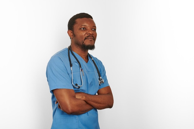 Chirurgien noir médecin barbu homme en manteau bleu avec les bras croisés isolé fond blanc copie espace