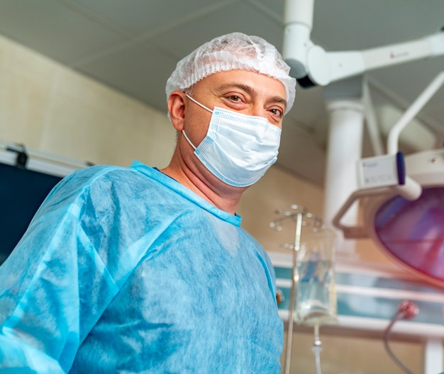 Le chirurgien opère avec un équipement spécial debout et regardant vers la caméra Portrait de médecins Formation médicale moderne Angle bas