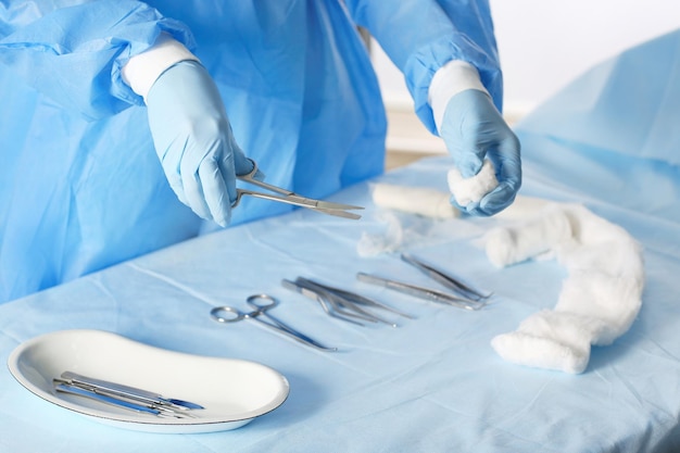 Chirurgien avec des outils sur table