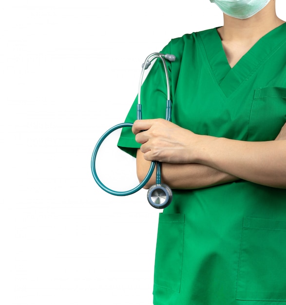 Le chirurgien porte un uniforme de chemise verte et un masque vert. Main de médecin tenant un stéthoscope. Professionnel de la Santé.