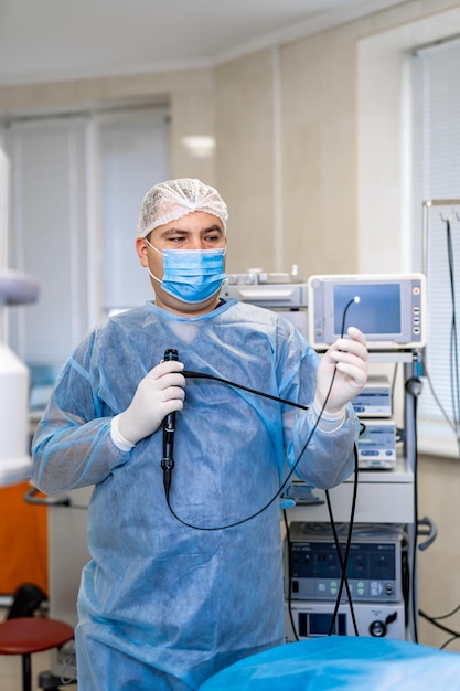 Chirurgien professionnel médical en salle d'urgence Spécialiste chirurgical en uniforme