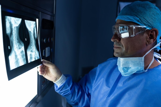 Photo un chirurgien qui lit des rayons x dans une salle d'opération à l'hôpital