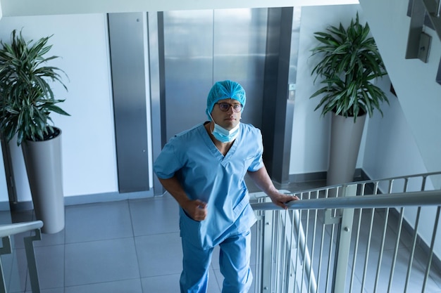 Un chirurgien qui monte les escaliers de l'hôpital.
