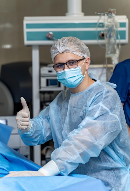 Chirurgien spécialiste en salle d'hôpital d'urgence Médecin professionnel clinique en uniforme