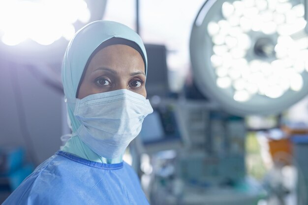 Une chirurgienne en hijab se tient à l'hôpital