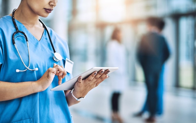 Chirurgienne et mains avec tablette pour la lecture dans les dossiers médicaux ou de soins de santé de l'hôpital Technique de gestion des ordonnances et médecine professionnel vérification de la recherche d'applications de télésanté ou de bien-être