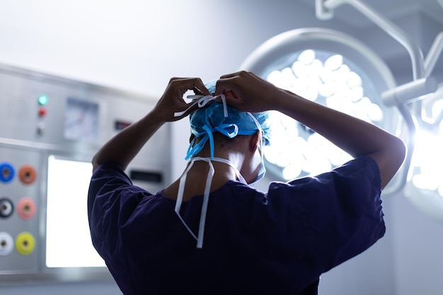 Photo une chirurgienne portant un masque chirurgical dans la salle d'opération d'un hôpital