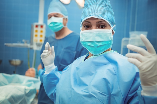 Chirurgienne portant un masque chirurgical en salle d'opération