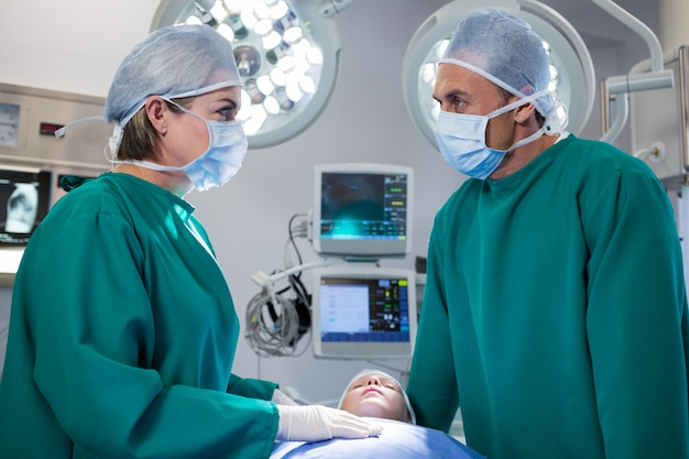 Chirurgiens interagissant tout en opérant le patient