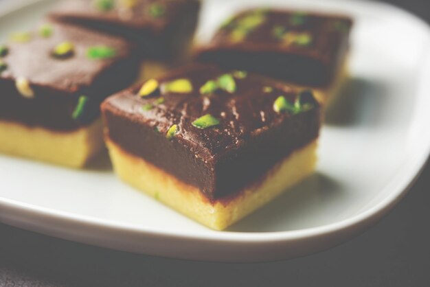 Choco Vanilla Pateesa ou chocolate mawa barfi ou burfi à deux étages sucré ou dessert indien