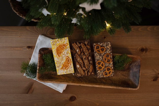 Chocolat artisanal sur un plateau en bois