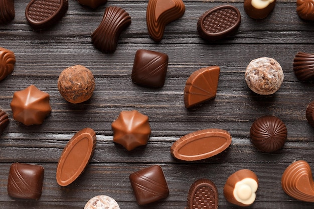 Chocolat assorti sur fond en bois sombre vue de haut