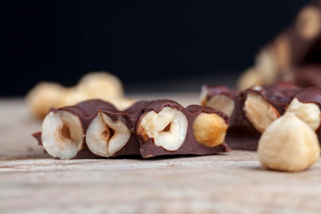 Chocolat au cacao et beurre de cacao et noisettes et amandes grillées, chocolat maison avec un grand nombre de noix