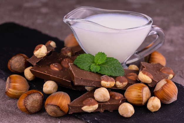 Chocolat au lait aux noisettes et au lait sur un fond en bois. Fermer.