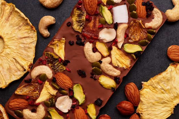 Chocolat au lait fait à la main avec fruits secs et noix