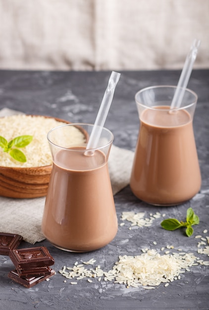 Chocolat au lait de riz bio non laitier en verre et assiette en bois