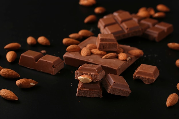 Chocolat aux amandes et à la cannelle sur une surface sombre