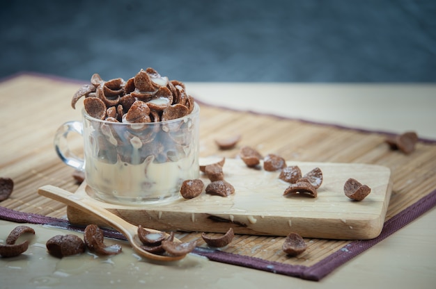 Photo chocolat aux céréales avec lait sur bois