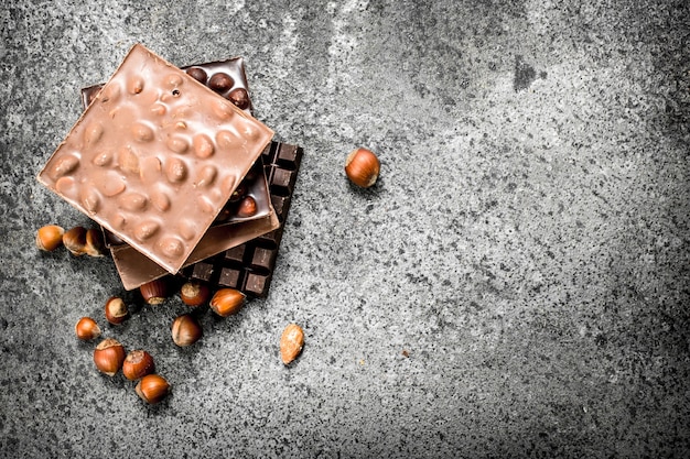 Chocolat aux noix sur table rustique.