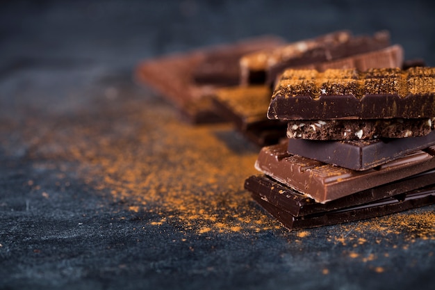 Chocolat brisé empilé sur fond noir.