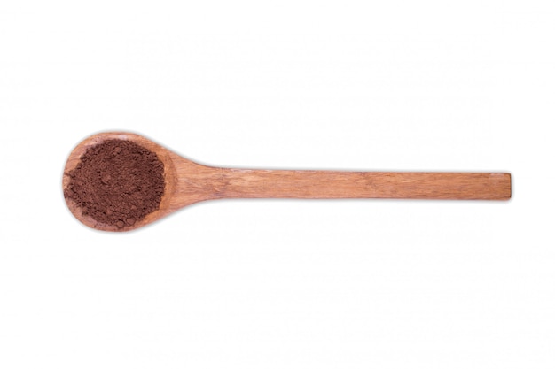 Chocolat cacao en poudre brune sur une cuillère en bois isolé sur blanc