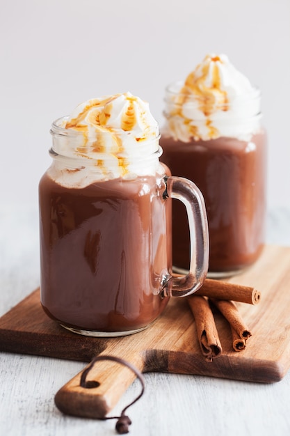 Chocolat chaud au caramel à la crème fouettée en pot Mason