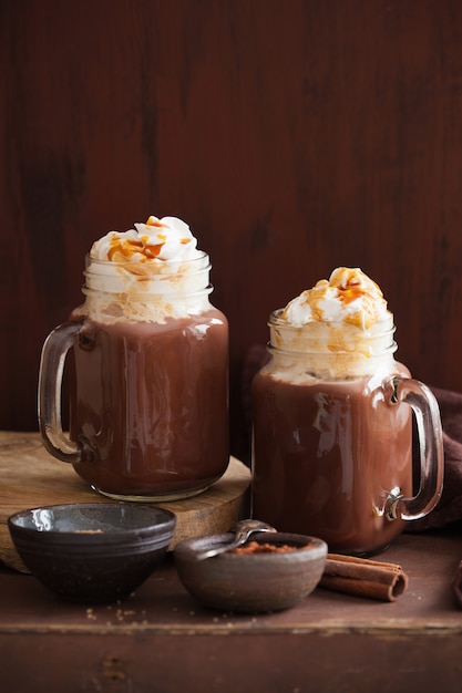 Chocolat chaud au caramel à la crème fouettée en pot Mason