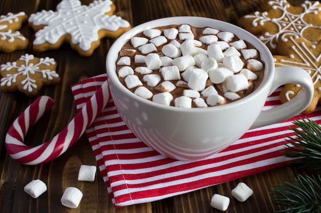 Chocolat chaud aux guimauves et biscuits de Noël