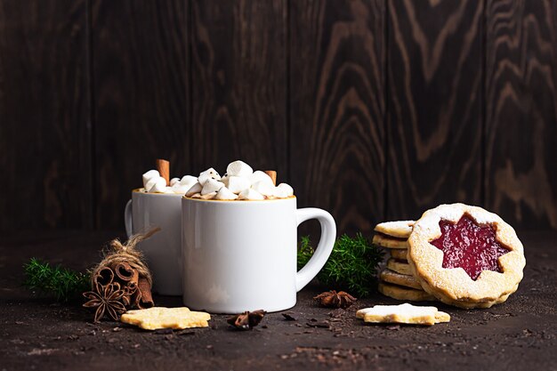 Chocolat chaud aux guimauves en deux tasses