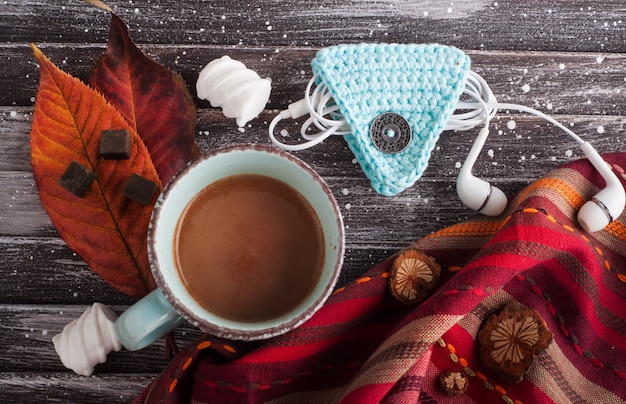 Chocolat chaud aux guimauves, feuilles d'automne