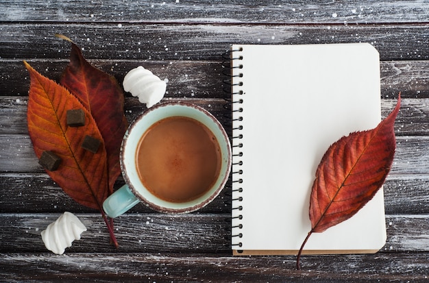 Chocolat chaud aux guimauves, feuilles d'automne