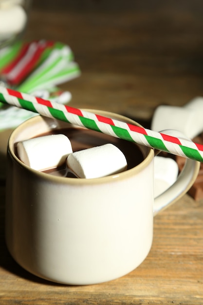 Chocolat chaud aux guimauves, sur fond de bois