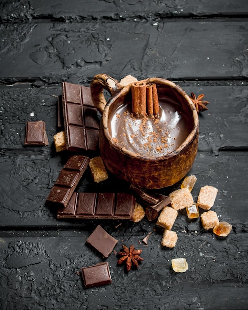 Chocolat chaud avec des bâtons de cannelle