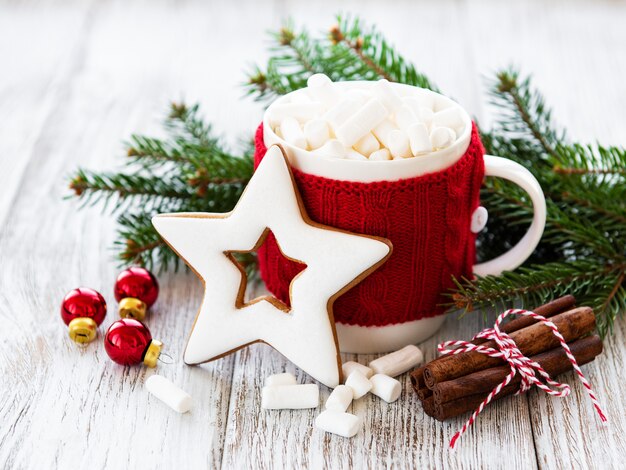 Chocolat chaud avec biscuit à la guimauve et pain d'épice