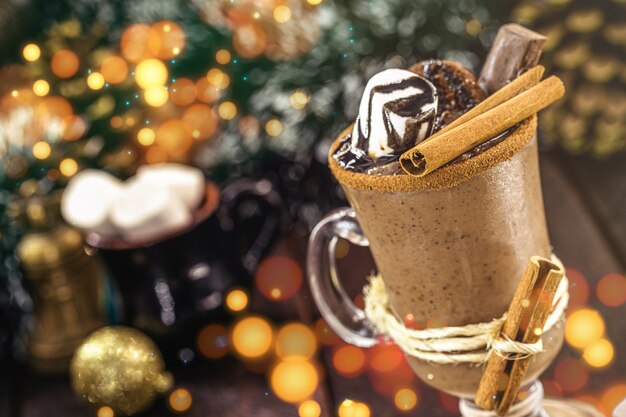 Chocolat chaud avec des bonbons à la guimauve, une boisson typique de Noël et des fêtes