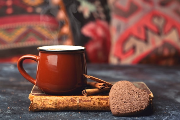 Chocolat chaud à la cannelle dans une tasse