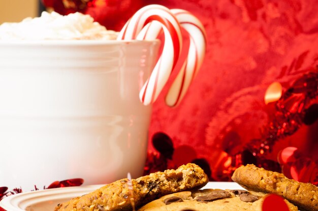 Chocolat chaud avec des cannes de bonbon et quelques biscuits.